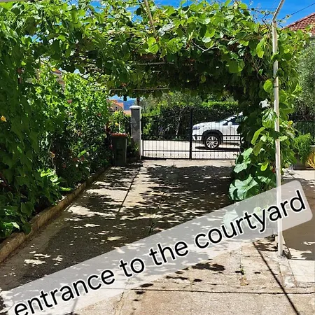 Shady Garden דירה